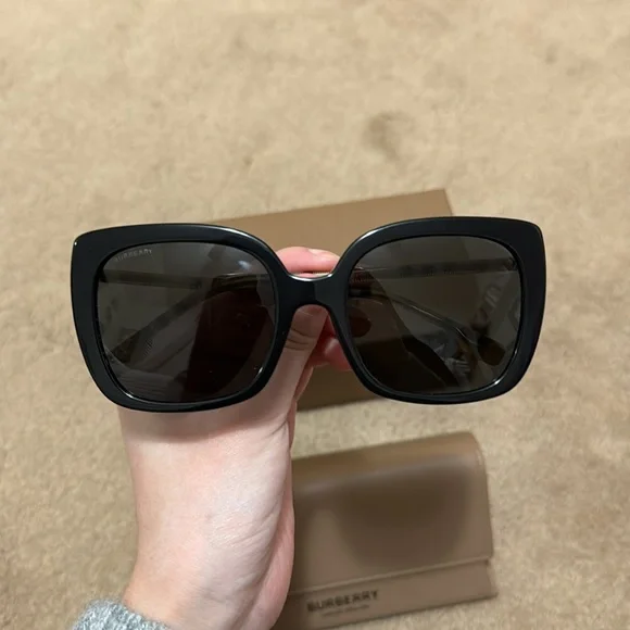 Burberry Carroll 54mm Black Square Sunglasses Burberry | Accessories | Burberry Carroll 54mm Black Square  main image 3
